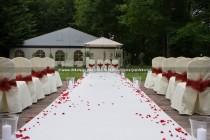 biały dywan na ślub w plenerze