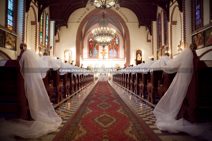 ślubna dekoracja w kościele Sopot